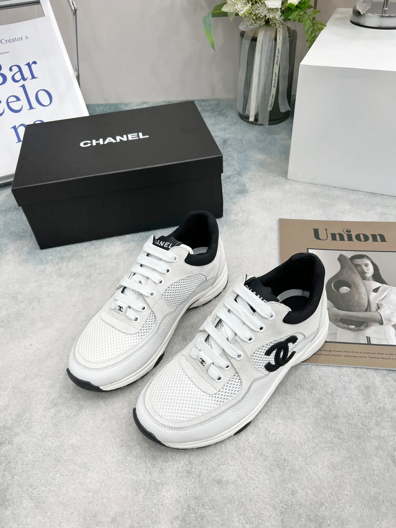 👟👟Ex-factory price 480👟👟 Chanel (Chanel) 2023 new color casual sports shoes, Paris Fashion Week (Chanel) catwalk style, original shoes purchased in Italy and made 1:1, fabric: original custom-made high-reflective material/high mercerized suede cowhide, breathable mesh splicing, 1 cm thick original movable massage feet, comfortable to wear, private original molded outsole , color, black, white, two-color optional. Number of yards; 35--41